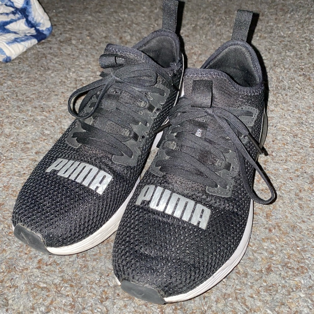 Tennis shoes